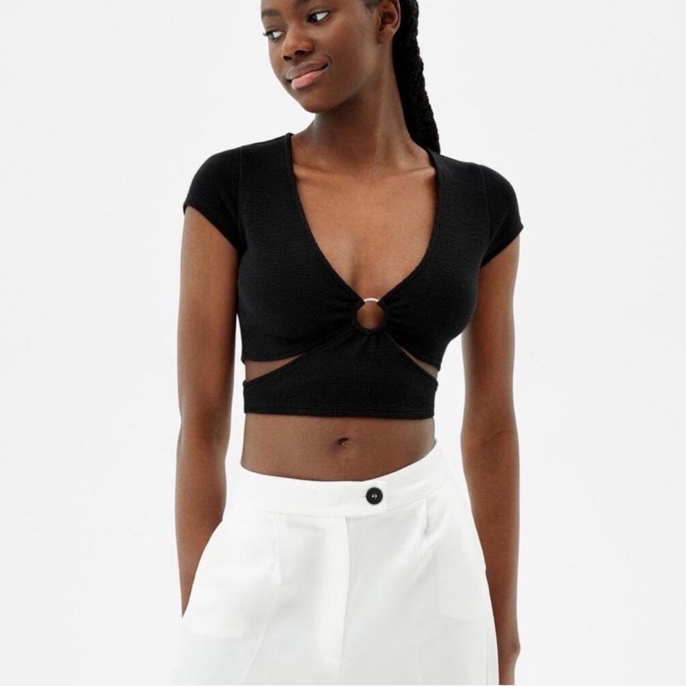 Size S Bershka sexy black crop top with V-neckline adorned with a central ring